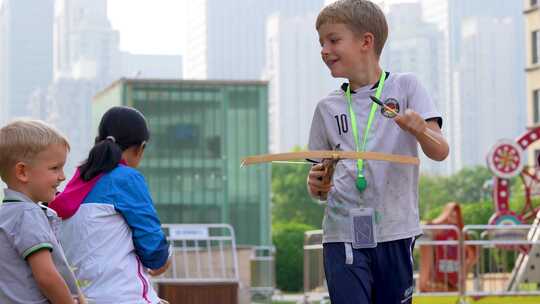 外国小孩在小区广场玩耍