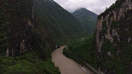 云南丙察察公路怒江大峡谷石门关航拍风光