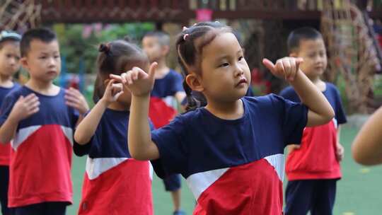 幼儿园孩子在操场上体育课