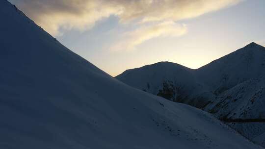 青藏高原达坂山蓝天白云晚霞雪景雪山