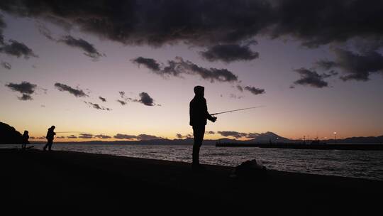 钓鱼的人海边钓鱼