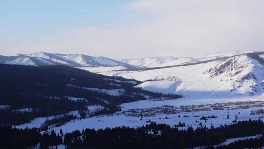 航拍新疆冬季喀纳斯湖雪景雪山森林冰河晨雾