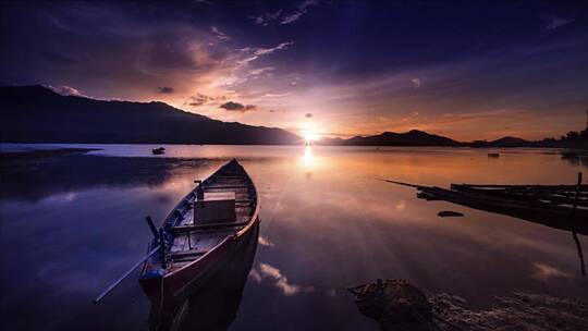 唯美日落阳光照射湖面上的小船
