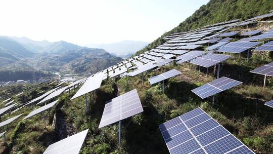 航拍山上光伏太阳能电池板