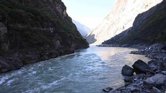 峡谷中水流湍急的河流景观