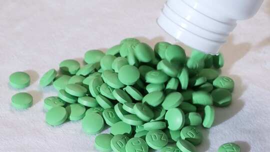合集绿色药丸药片从白色药瓶倒出旋转