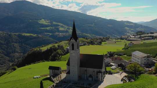 鸟瞰Velturno村附近的教堂和山谷。白云石。秋天意大利