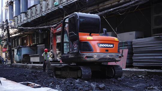 挖掘机在老城区施工视频素材模板下载