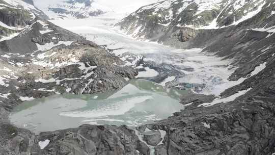 瑞士阿尔卑斯山的著名山口，从4k鸟瞰冰川