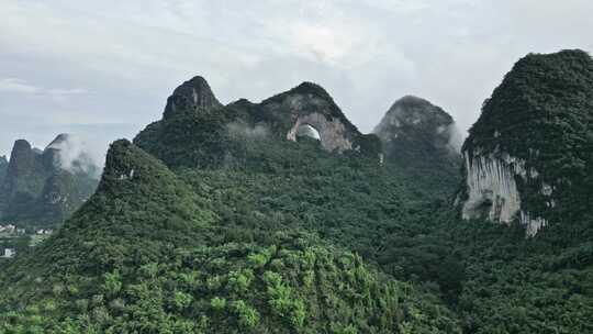 云雾缭绕的桂林阳朔月亮山景区风光