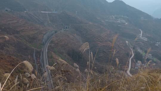 冬季云南山区荒草铁路和走山路的村民