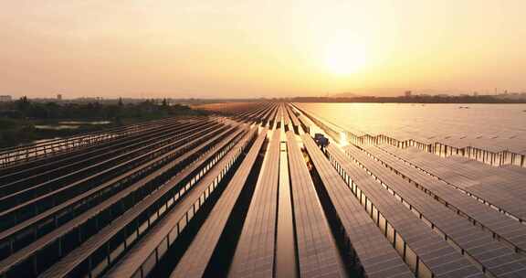 夕阳下水上太阳能光伏发电站航拍
