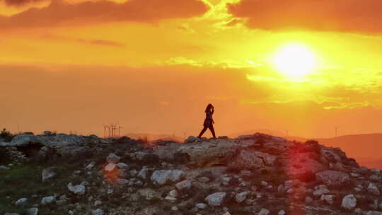 日落时山顶上的女孩视频素材模板下载