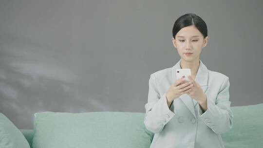 气质女白领办公玩手机喝咖啡接打电话看杂志