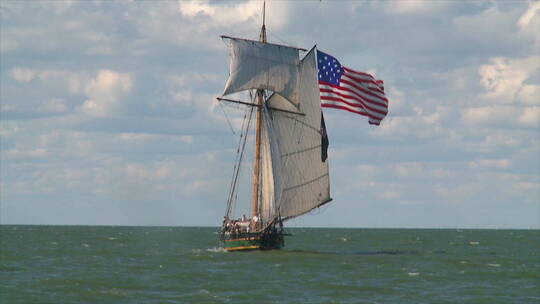 挂着美国国旗快艇在海洋上航行