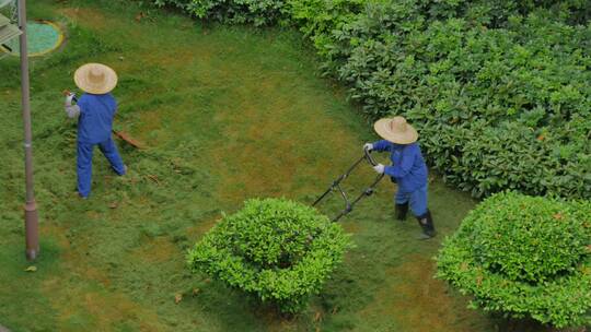 小区园丁割草机除草维护草坪