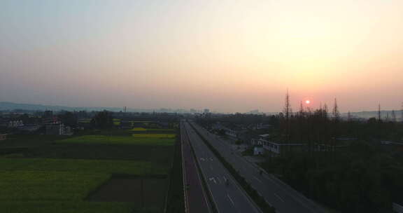 中国乡村高速公路日出美景