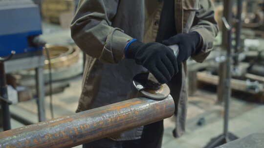 金属工人在金属结构中使用磨削工具