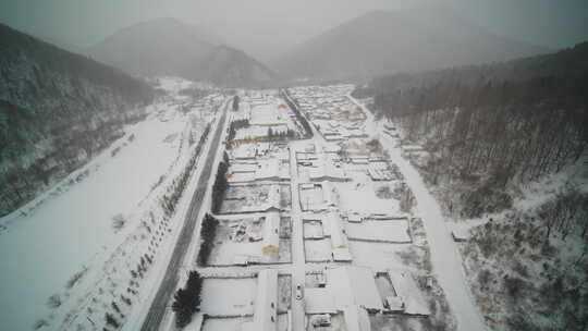 航拍东北山区冬天村庄冰雪大远景