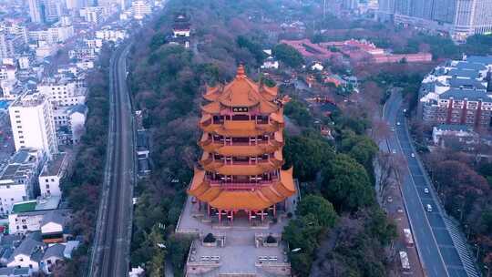 航拍视角下的黄鹤楼及周边城市景观延时