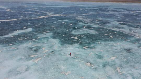冬季冰封湖面人物环绕航拍