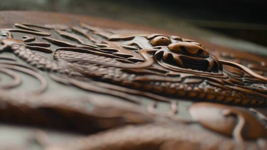 手工艺视频手工匠人锻铜龙型雕刻图案