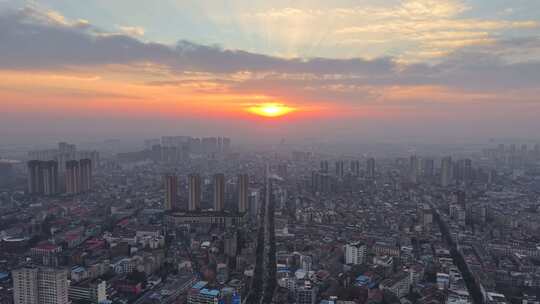 城市上空日出时的壮丽景象