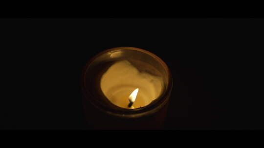 蜡烛 燃烧的蜡烛 空镜 黑暗中燃烧的蜡烛