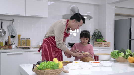 爸爸和女儿在厨房做饭