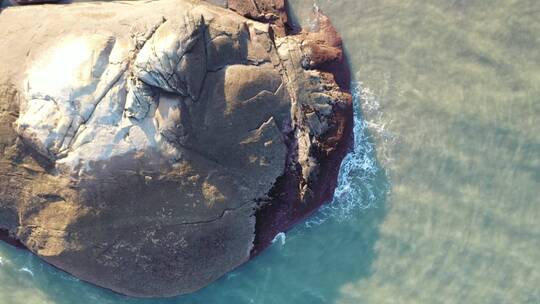 海岸边石头海水航拍视频素材模板下载