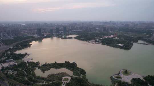 夕阳下的河南商丘日月湖航拍