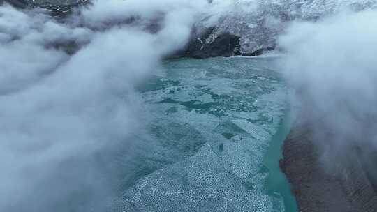 航拍西藏那曲萨普神山云雾缭绕冰湖景观