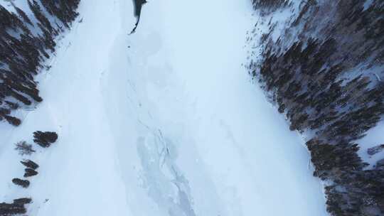 航拍新疆冬季喀纳斯湖雪景雪山森林冰河晨雾