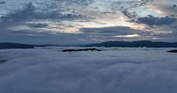 黄昏时分山脉上空的壮丽云景