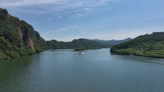 辽宁本溪桓仁虎谷峡绿水青山乘客游船旅游