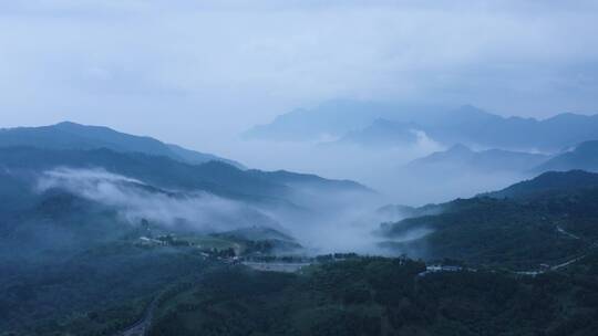 云雾缭绕的山间云海