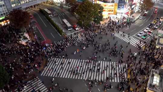 十字路口人行道上的人流