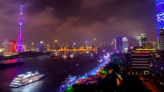 江边的上海多色城市灯光