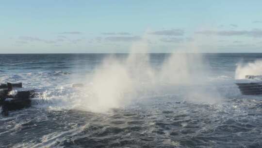 强大的风浪冲击海岸