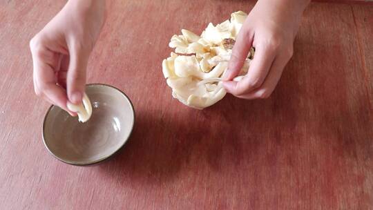 准备新鲜的牡蛎蘑菇