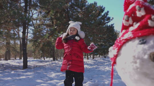 快乐儿童在雪地里打雪仗