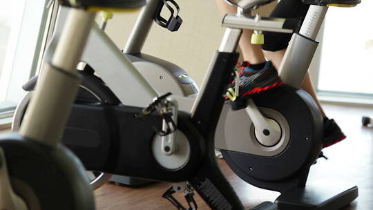 健身房骑车锻炼视频素材模板下载