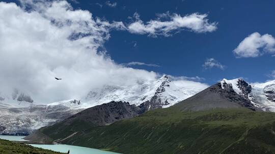 萨普神山雪山冰川蓝天白云自然风景神圣
