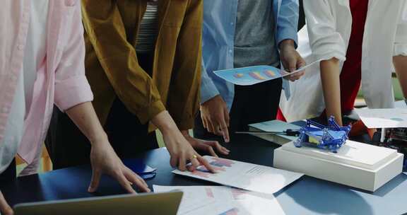 亚洲年轻商人小组在办公室有讨论会议