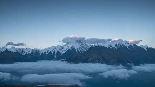 航拍贡嘎雪山日落云海