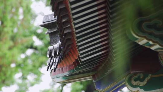 古建筑屋檐雨滴