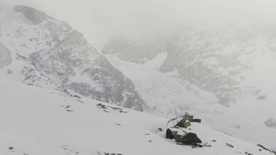 被雾气笼罩的雪山