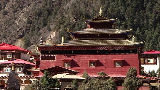 川藏河流边上挂满金帆的藏族村落及寺庙
