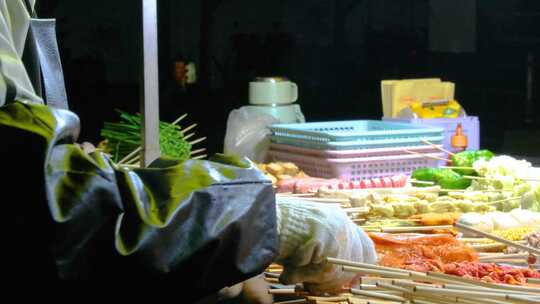 城市夜市卖夜宵烧烤小吃的地摊摊位视频素材模板下载
