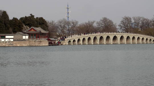 北京颐和园十七孔桥至南湖岛镜头视频素材模板下载